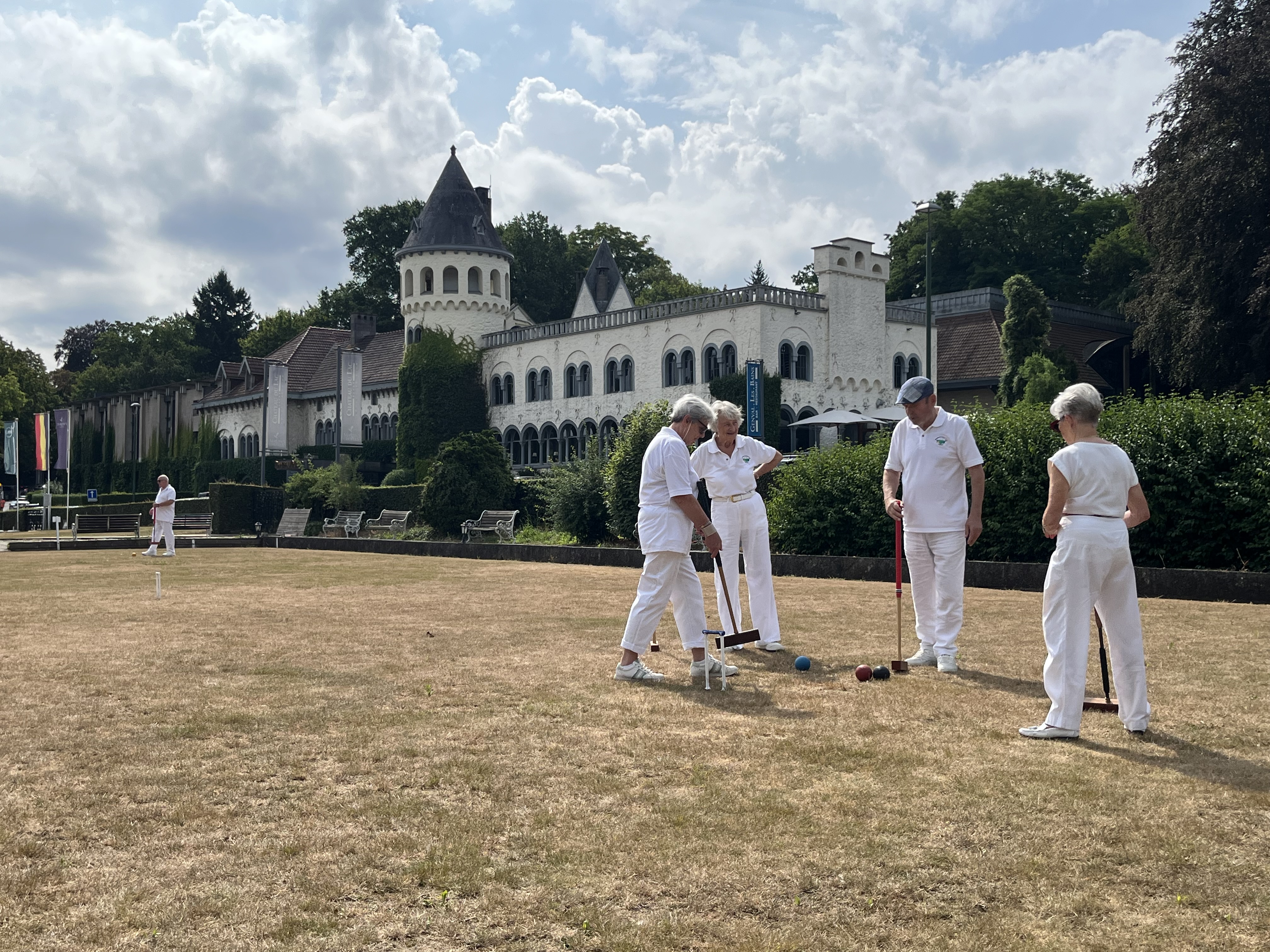 Joueurs de croquet réunis sur le terrain
